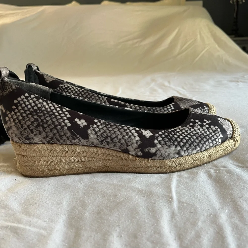 Tory Burch Heather Lace Up Wedge Espadrille Printed Satin Snake Print Sz 9.5 EUC